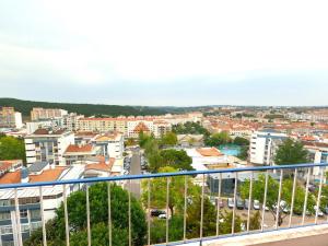 een balkon met uitzicht op de stad bij Sintra T2 Rinchoa in Sintra