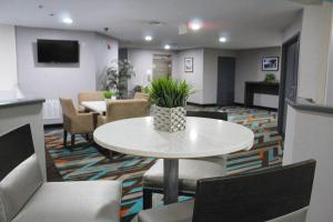 TV a/nebo společenská místnost v ubytování Clarion Inn & Suites DFW North