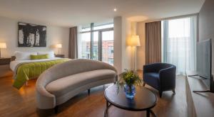 เตียงในห้องที่ The Gibson Hotel