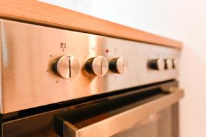 a close up of the knobs of an oven at Fürst-Pückler-Apartment_bis 6 Personen_Waschmaschine_Küche_2x Parkplätze_Terrasse_Netflix in Cottbus +5 photos