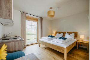 EltendorfKäferberghof im Burgenland, Komfortzimmer mit Frühstück, Bed & Breakfast, Urlaub am Bauernhof的一间卧室,床上摆放着蓝色鲜花