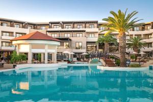 uma representação de um hotel com piscina em D'Andrea Mare Beach Hotel em Ialyssos