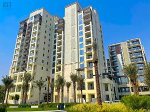 杜拜的住宿－Supreme Luxury 2BR Apartment，两座高大的楼房,前方有棕榈树