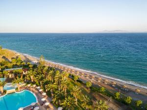 una vista aérea de la playa y el océano en D'Andrea Mare Beach Hotel en Ialyssos