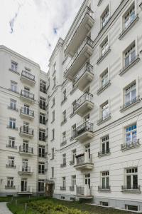 un gran edificio blanco con balcones. en Warsaw Concept en Varsovia