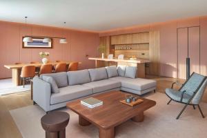 ein Wohnzimmer mit einem Sofa und einem Tisch in der Unterkunft TAOXICHUAN Hotel in Jingdezhen