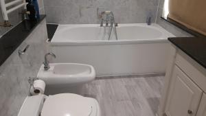een badkamer met een toilet, een wastafel en een bad bij King garden hotel in Londen