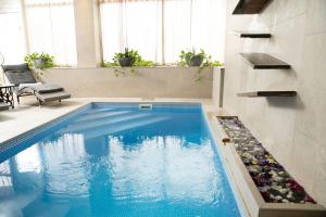 a swimming pool in a living room with at Best Western Plus Västerviks Stadshotell in Västervik