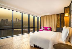 Voodi või voodid majutusasutuse The Orient Jakarta, a Royal Hideaway Hotel toas