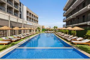 Bazén v ubytování Ramada by Wyndham Cesme nebo v jeho okolí