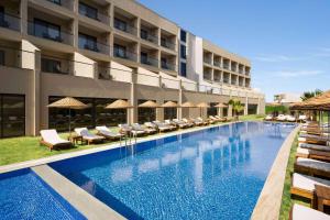 Bazén v ubytování Ramada by Wyndham Cesme nebo v jeho okolí