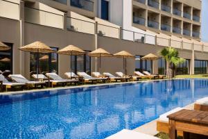 Bazén v ubytování Ramada by Wyndham Cesme nebo v jeho okolí