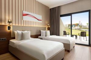 Postel nebo postele na pokoji v ubytování Ramada by Wyndham Cesme