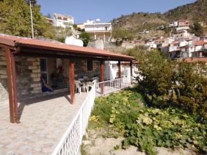 une maison sur une colline avec un balcon dans l'établissement Traditional house in pelendri, à Limassol