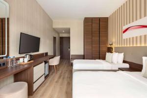 Postel nebo postele na pokoji v ubytování Ramada by Wyndham Cesme