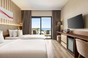 Postel nebo postele na pokoji v ubytování Ramada by Wyndham Cesme