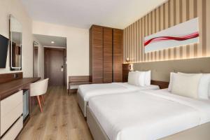 Postel nebo postele na pokoji v ubytování Ramada by Wyndham Cesme + 23 fotografií