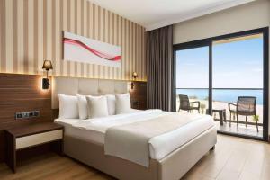 Postel nebo postele na pokoji v ubytování Ramada by Wyndham Cesme