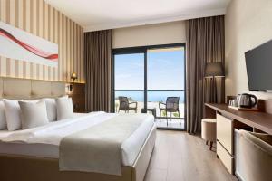 Postel nebo postele na pokoji v ubytování Ramada by Wyndham Cesme