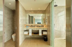 een badkamer met een wastafel en een douche bij Hotel H2O in Manilla