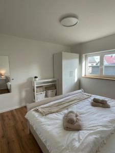 a bedroom with a bed with towels on it at Alte Zahnstation Laußnitz in Laußnitz