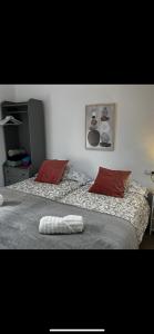 Un pat sau paturi într-o cameră la centro grupos malaga parking gratis 3