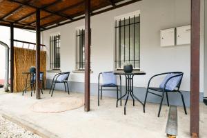 a group of chairs and a table in a room at Fürst-Pückler-Apartment_bis 6 Personen_Waschmaschine_Küche_2x Parkplätze_Terrasse_Netflix in Cottbus