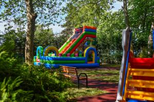 un parco giochi con uno scivolo in un parco di Hotel Dana Resort a Venus