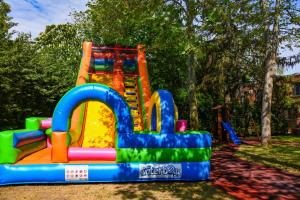 un parco giochi con uno scivolo gonfiabile colorato di Hotel Dana Resort a Venus Altre 61 foto