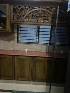 une cuisine avec une fenêtre et un comptoir en bois dans l'établissement Warraich villa gt raod gujrat entire, à Gujrāt