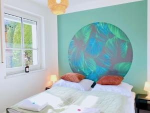 een slaapkamer met een grote pauwenmuurschildering aan de muur bij Snug Stays I 3 Zimmer Design Apartment am See mit Garten I Home Office I Highspeed Wifi in Weßling