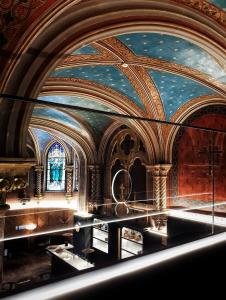 um quarto com um tecto estrelado num edifício em Zenit Convento San Martin em San Sebastián