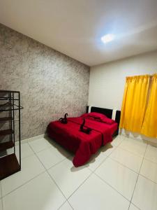 Cama roja en habitación con cortina amarilla en Aurora Residence Puchong Prima, en Puchong