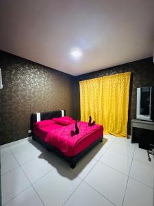 1 dormitorio con cama roja y TV en Aurora Residence Puchong Prima, en Puchong