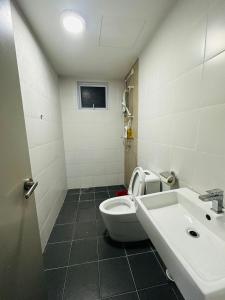 Ein Badezimmer in der Unterkunft Aurora Residence Puchong Prima