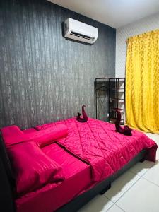 1 dormitorio con cama rosa y almohadas rojas en Aurora Residence Puchong Prima, en Puchong