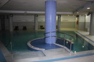 una piscina con una columna azul en un edificio en Bahia de la Plata, en Estepona