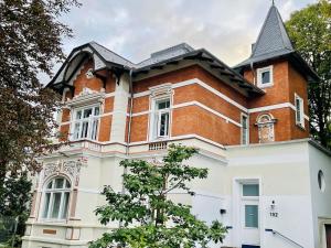 una gran casa de ladrillo con techo negro en Hamburg Billstedt Center, en Hamburgo