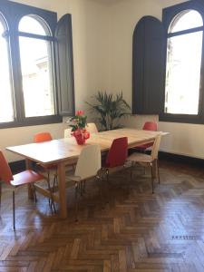 ein Esszimmer mit einem Holztisch und Stühlen in der Unterkunft B & B 21 Bologna in Bologna