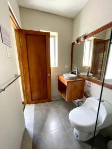 La salle de bains est pourvue de toilettes et d'un lavabo. dans l'établissement Hotel Mia Inn, à La Paz