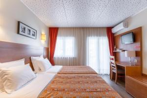 Uma cama ou camas num quarto em Hotel Berne