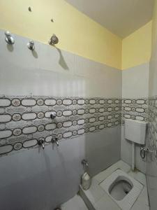 バラナシにあるShivalay paying guest houseのバスルーム(トイレ付)が備わります。