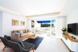 Μια τηλεόραση ή/και κέντρο ψυχαγωγίας στο Modern 2 Bedroom Apartment, with Sea Views, in Playas del Duque - Puerto Banús