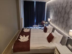 Una habitación de hotel con una cama con lotos. en RiverCity Apartments, en Budapest