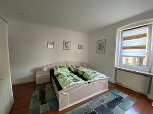uma sala de estar com um sofá e uma janela em Pension Anna em Löbau