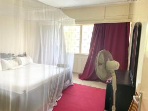 sypialnia z białym łóżkiem i oknem w obiekcie 2 Bedroom Sea View Apartment w mieście Mombasa