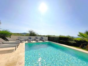 una piscina con tumbonas y una piscina en Villa Dolce, en Sainte-Lucie de Porto-Vecchio