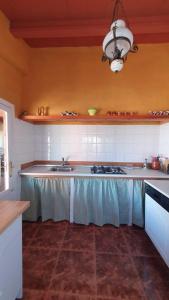 eine Küche mit einer Spüle und einer Arbeitsplatte in der Unterkunft La Casa del Campo de La Matanza 