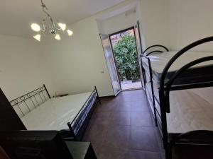 een kamer met 2 stapelbedden en een raam bij Appartamento Napoli ,casa vacanza e b&b in Napels