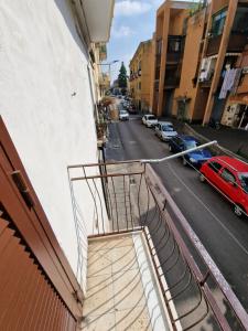 een trap op een gebouw met een straat bij Appartamento Napoli ,casa vacanza e b&b in Napels
